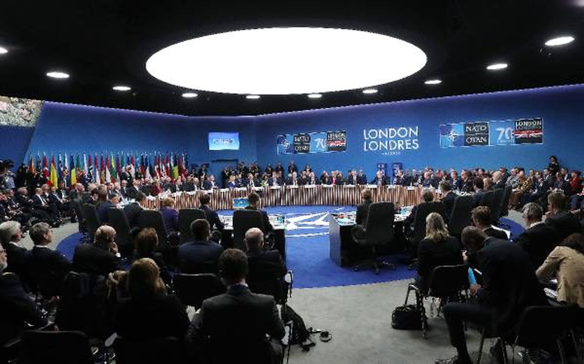 Zirve, Stoltenberg ve Johnson\'ın açılış konuşmasıyla başladı
