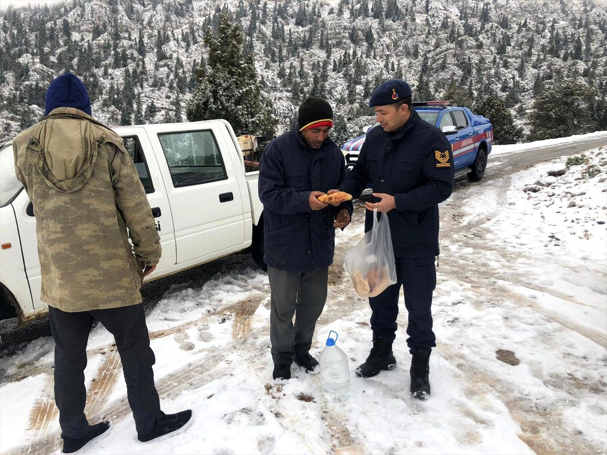 Antalya\'da araçları kara saplanan 3 kişiyi jandarma kurtardı