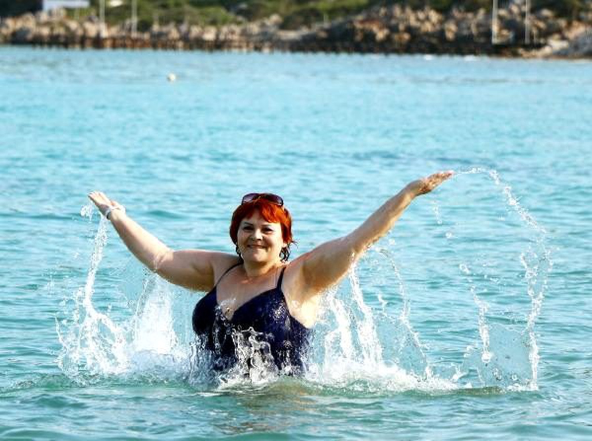 Antalya\'da aralık ayında turistlerin deniz keyfi