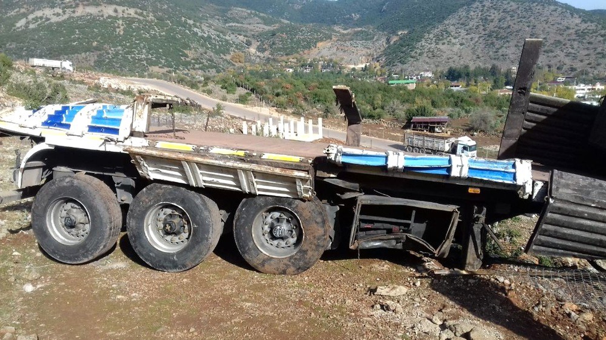 Aynı yerde bir gün arayla ikinci kamyon kayalıklara uçtu