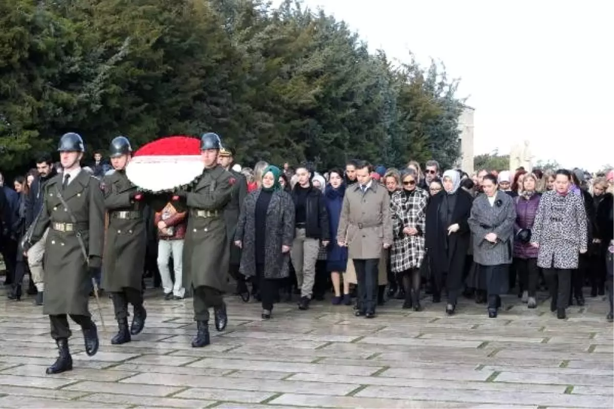 Bakan Selçuk, kadınlarla Anıtkabir\' ziyaret etti