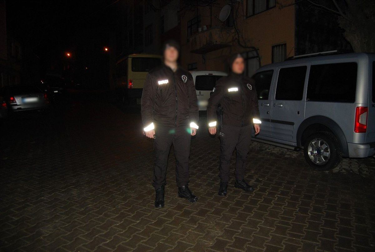 Balkonda yakalandılar