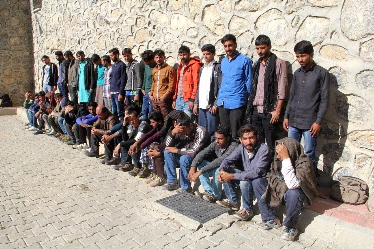 Başkale\'de 39 düzensiz göçmen yakalandı