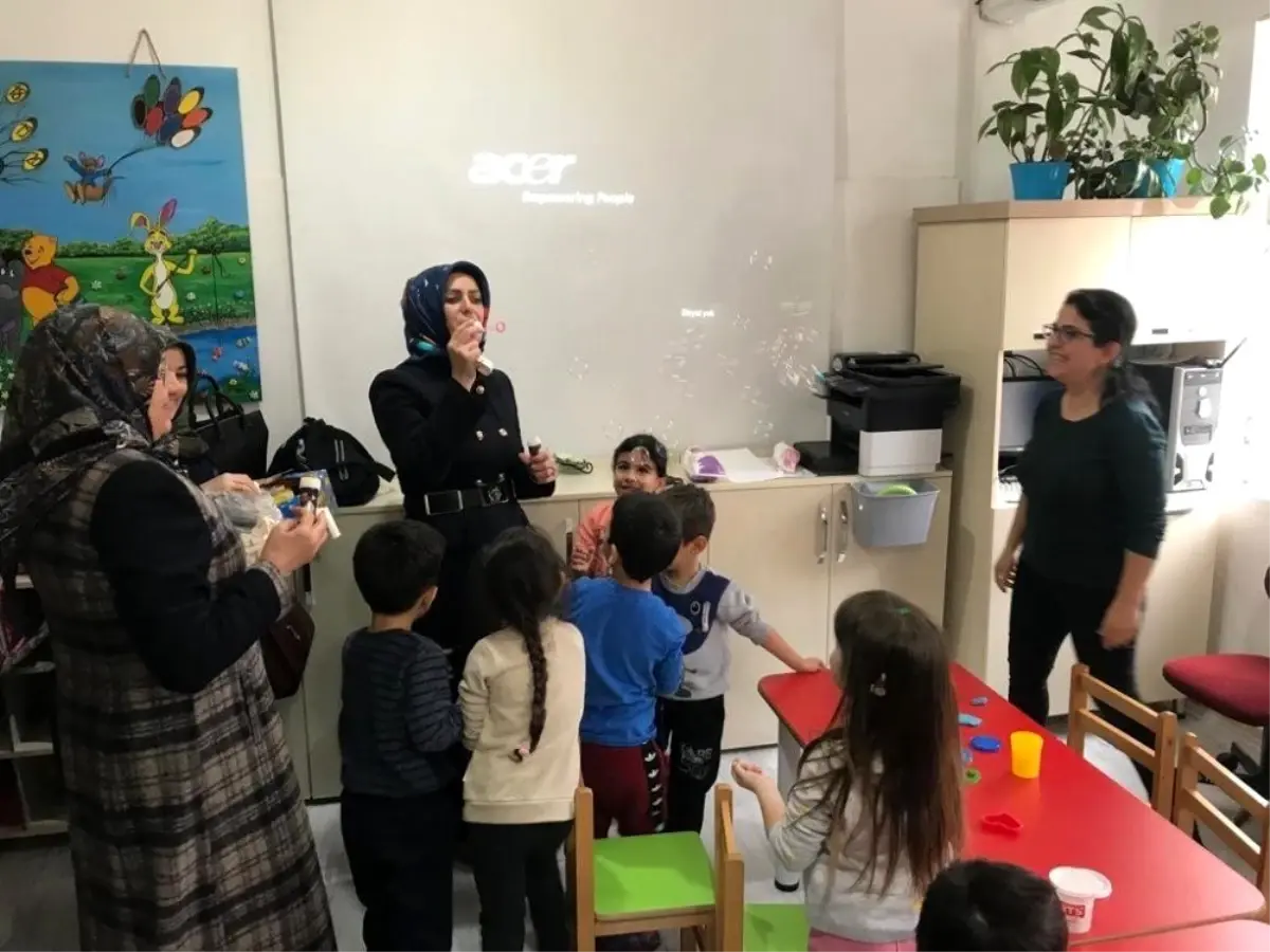 Başkan Arı\'nın eşi Melek Arı\'dan okullara ziyaret