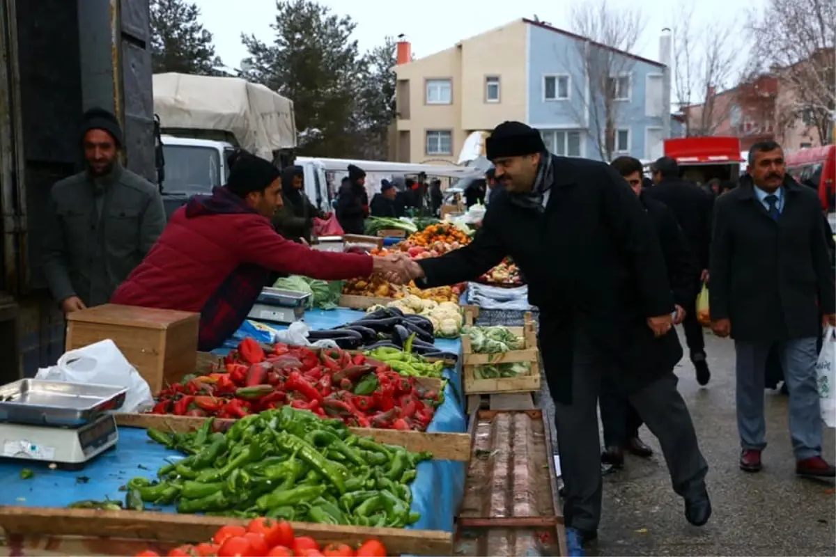 Başkan Orhan semt pazarında