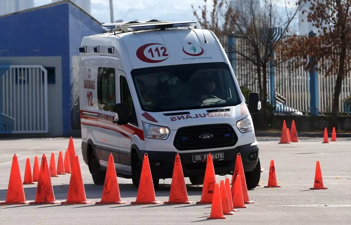 Başkentte ambulans sürücüleri zorlu parkurda ter döktü