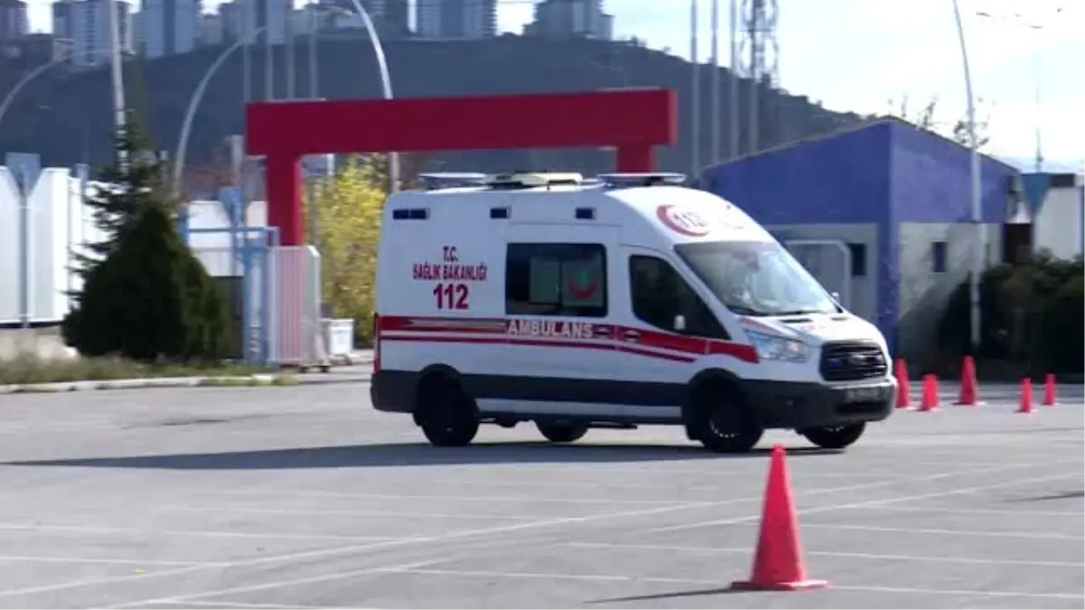 Başkentte ambulans sürücüleri zorlu parkurda ter döktü