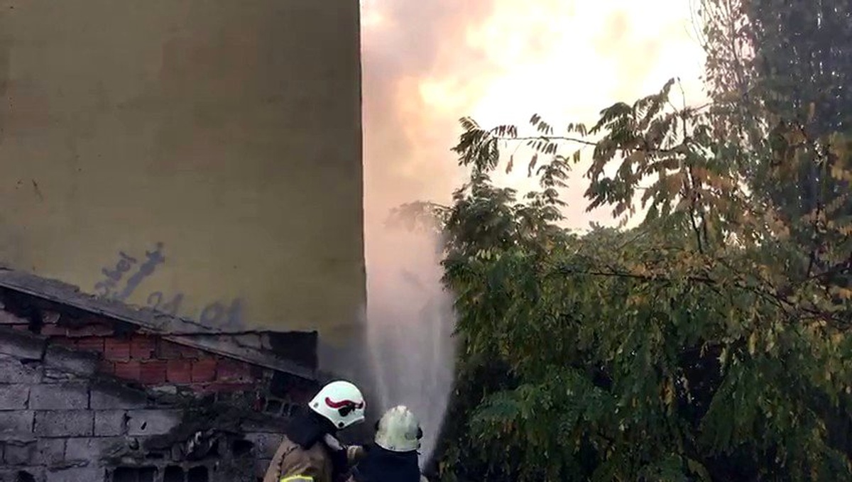 Beyoğlu\'nda yangın paniği mahalleliyi sokağa döktü