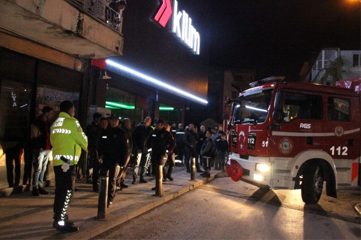 Binanın 4. katında çıkan yangın mahalleliyi sokağa döktü