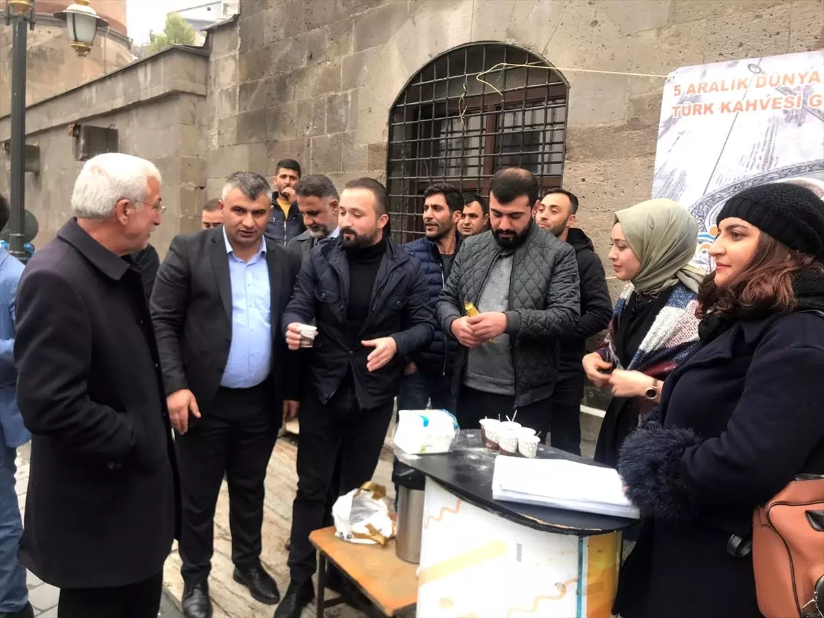 Bitlis\'te AK Parti yönetimi ve üyeleri vatandaşlara kahve ikram etti