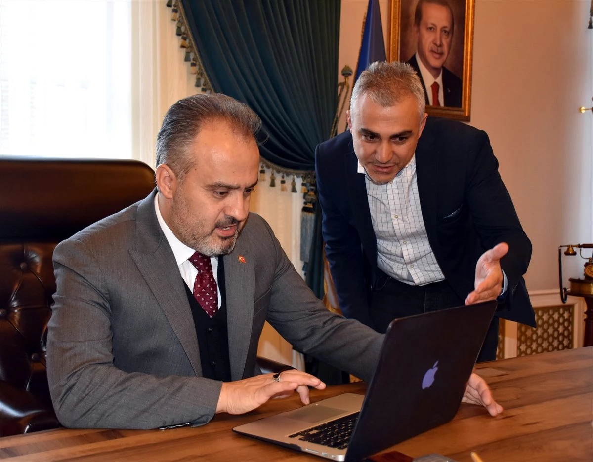 Bursa Büyükşehir Belediye Başkanı Aktaş, AA\'nın "Yılın Fotoğrafları" oylamasına katıldı