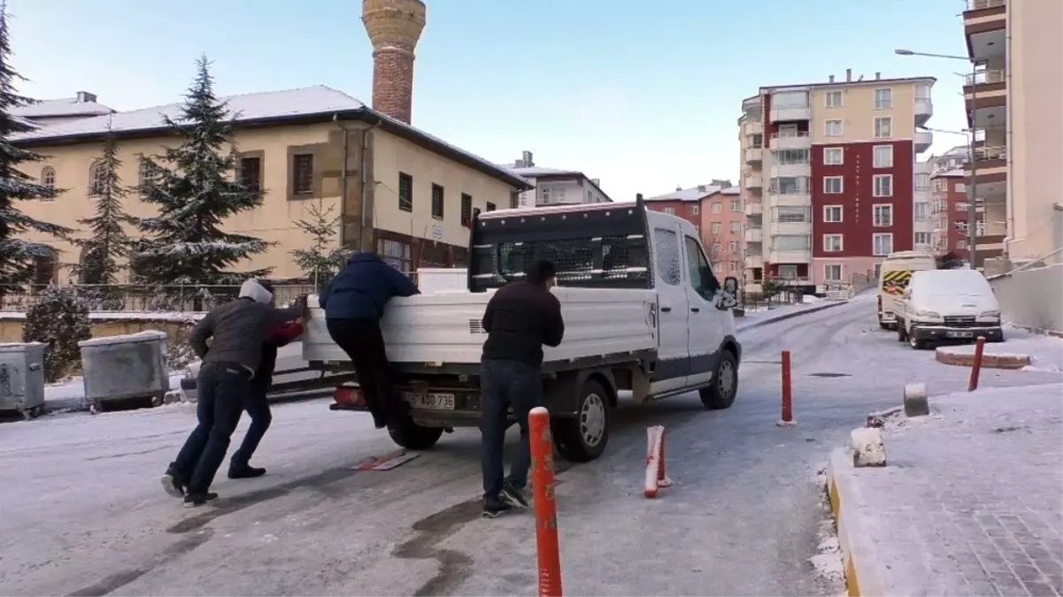 Buz tutan yolda kalan araçların yardımına vatandaşlar yetişti