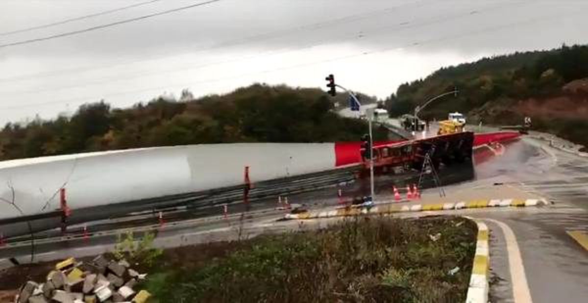 Dev türbin kanadını taşıyan TIR devrildi
