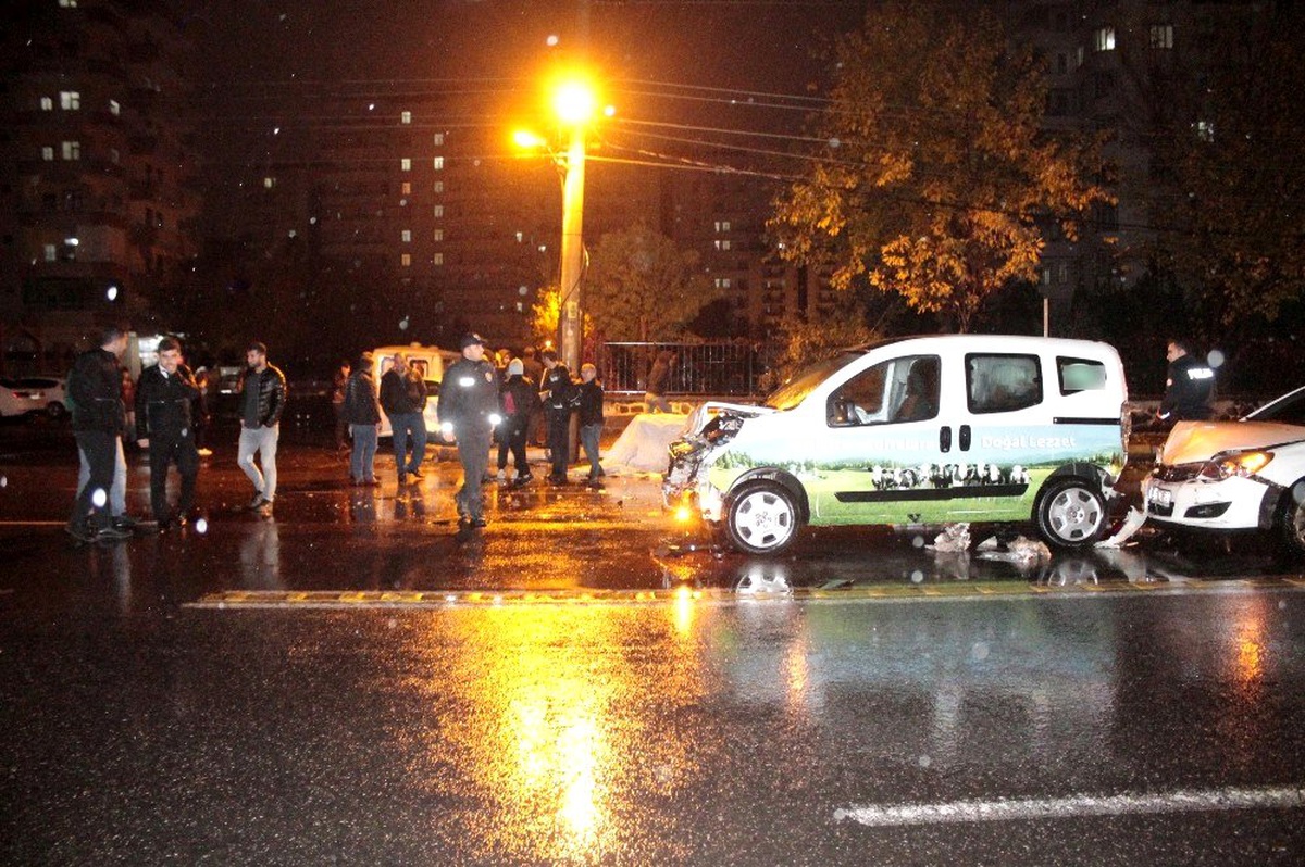 Diyarbakır\'da sağanak yağış zincirleme kazaya neden oldu: 5 yaralı