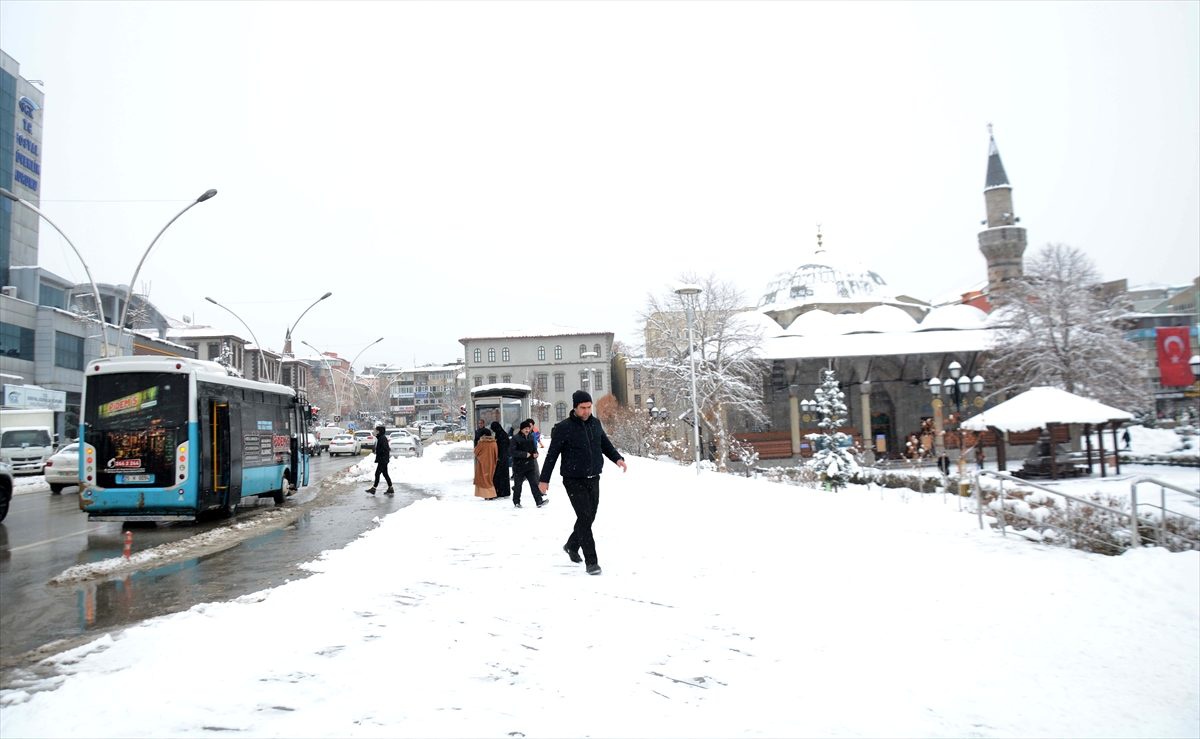 Doğu\'da kar yağışı ve soğuk hava etkili oluyor