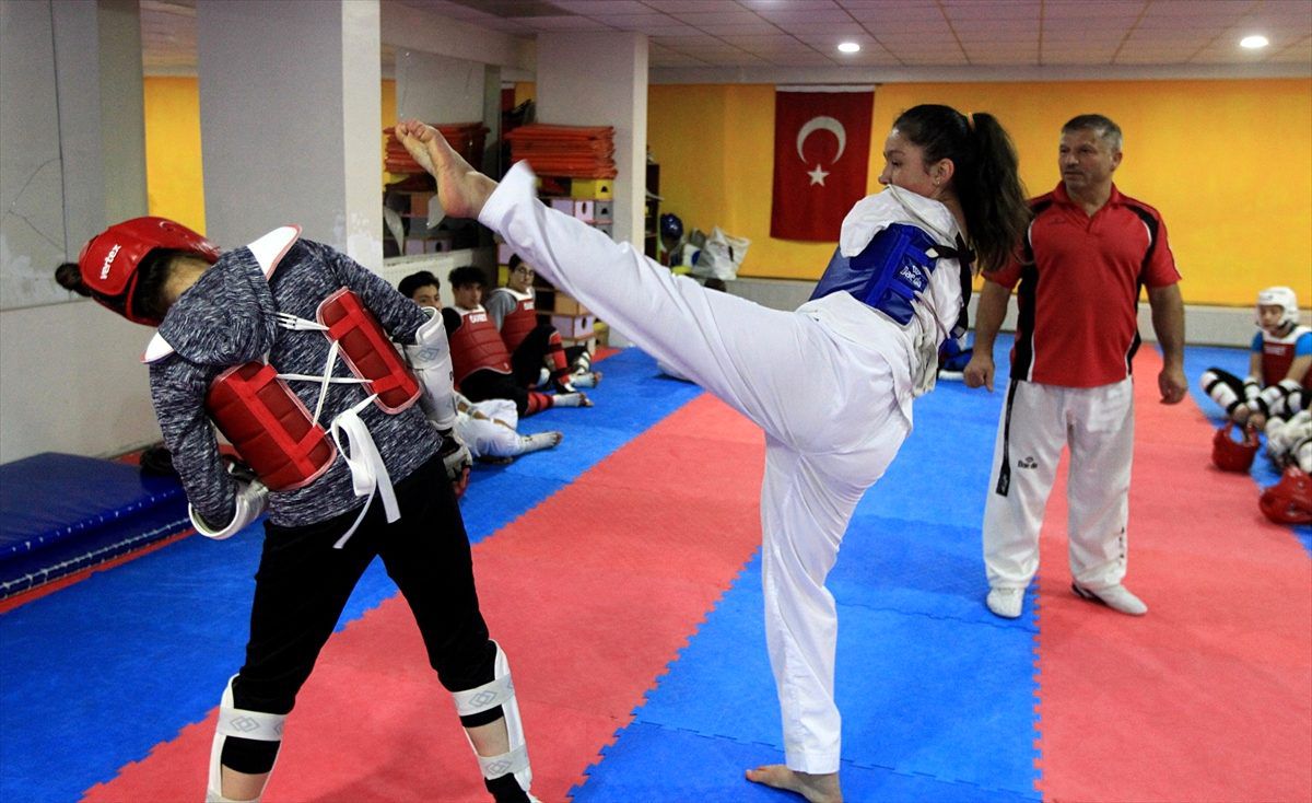 Doğuştan kolları olmayan Nisanur\'un hedefi "şampiyon" olmak