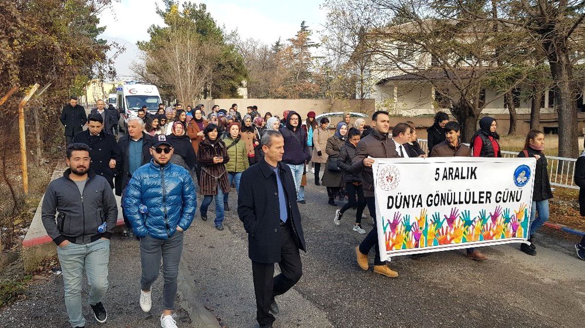 Dünya Gönüllüler Günü yürüyüşü