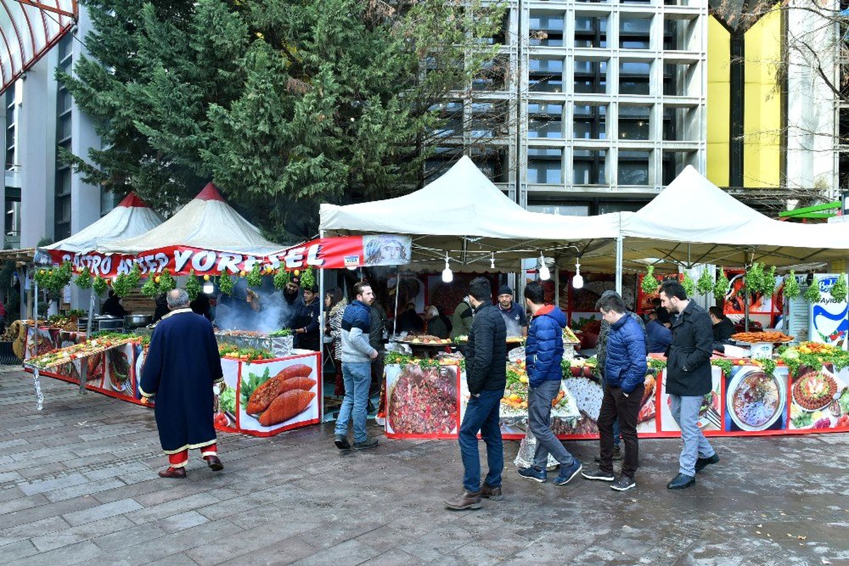 En tatlı yarışın galibine bir tepsi baklava