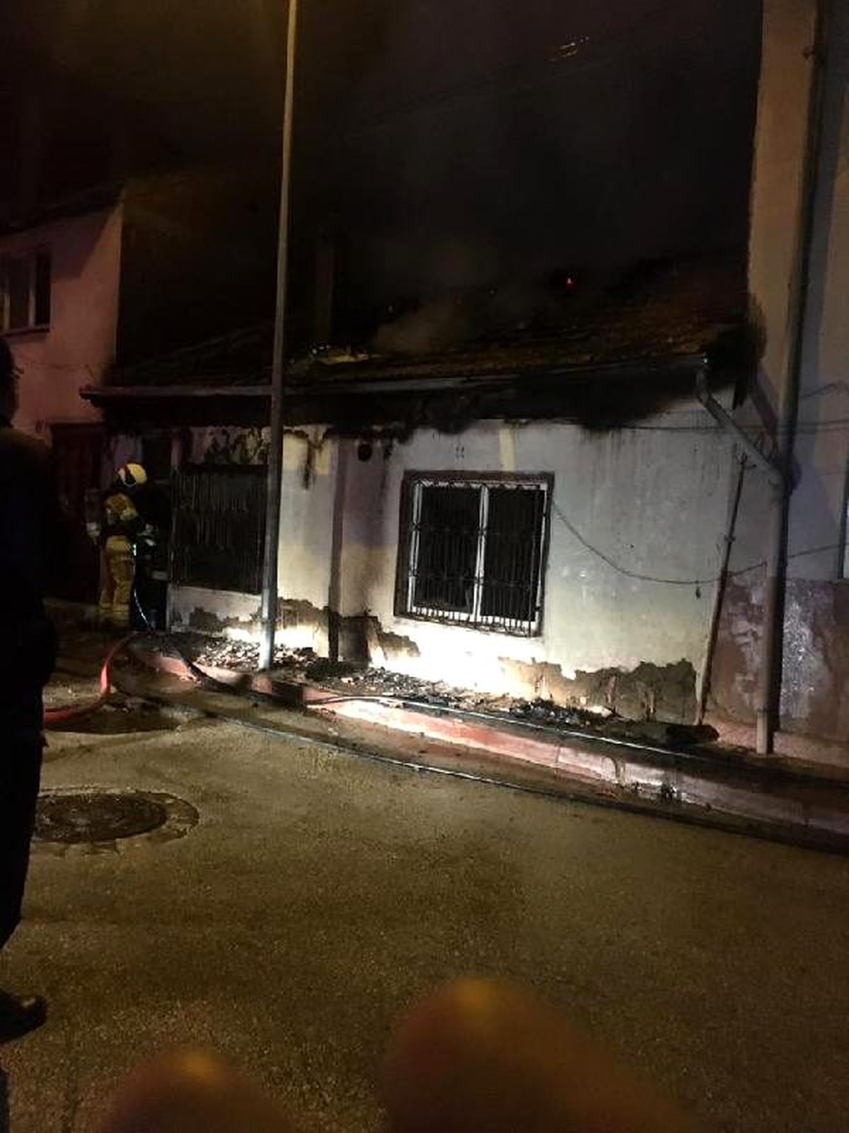 Evi yandı, dumandan etkilendi