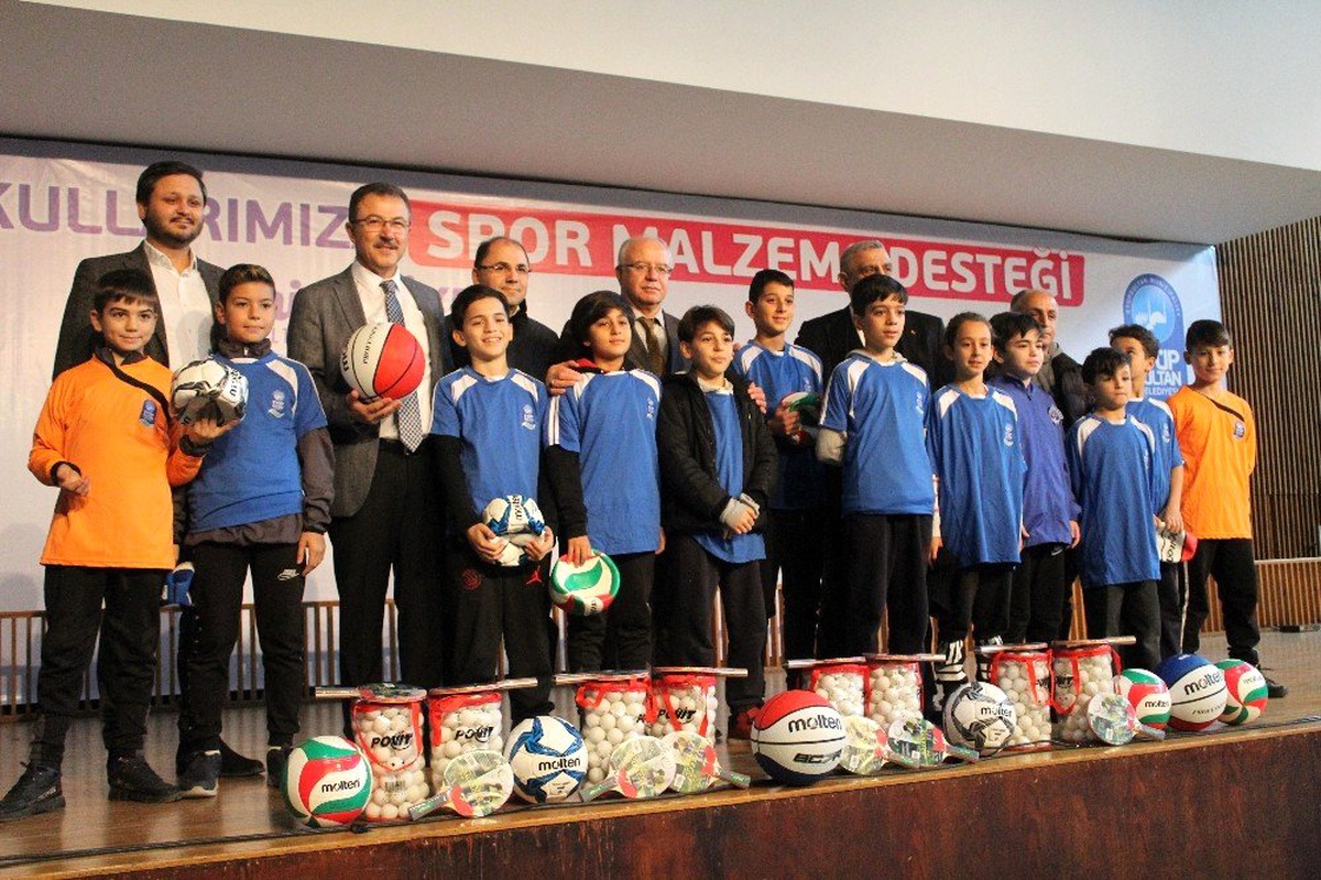 Eyüp Sultan Belediyesi\'nden okullara spor malzemesi desteği