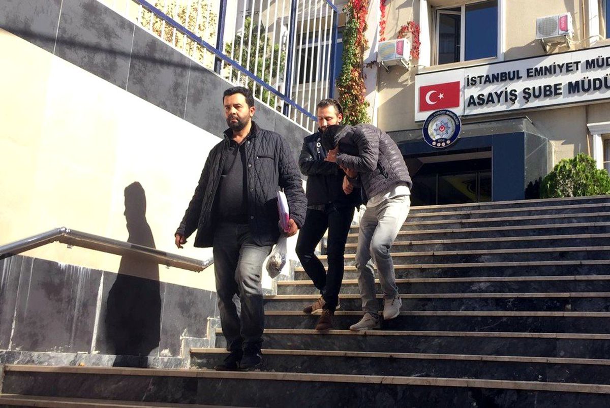 Eyüpsultan\'da gündüz vakti televizyon çalan hırsızlar önce kameraya sonra polise yakalandı
