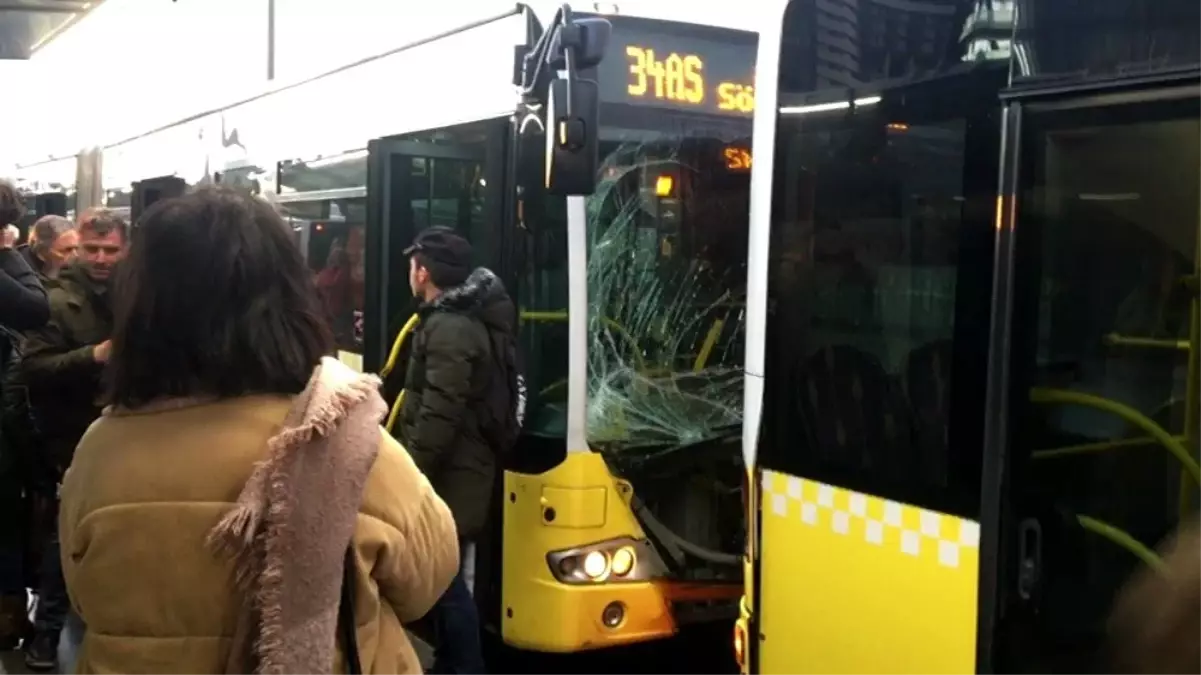 Fikirtepe metrobüs durağında iki metrobüs birbirine girdi.