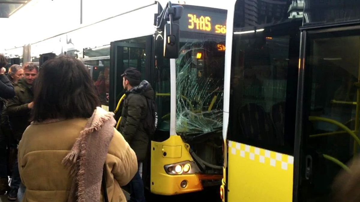 Fikirtepe metrobüs durağında iki metrobüs birbirine girdi