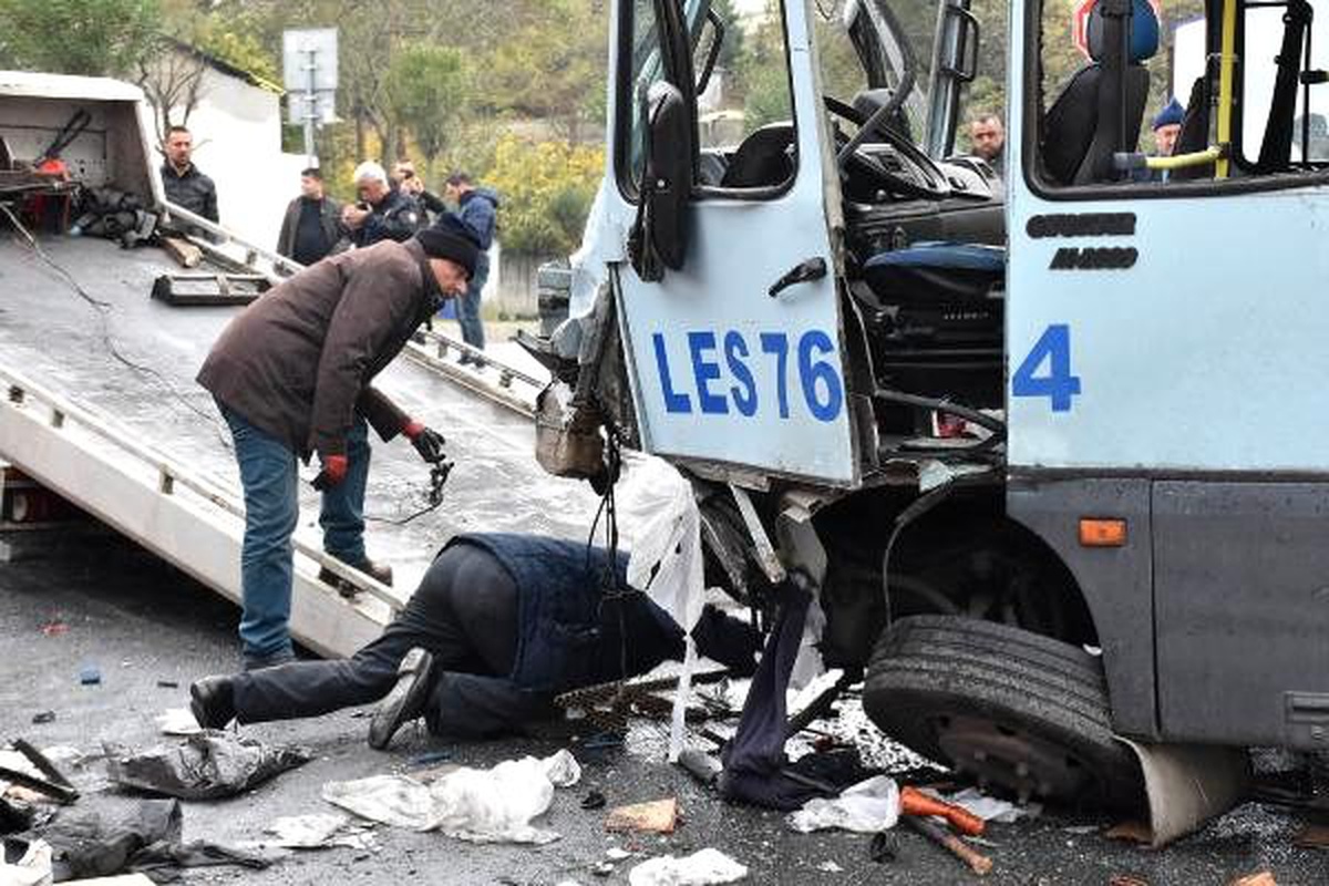 Gaziosmanpaşa\'da minibüs ekmek taşıyan kamyonete çarptı: 3 yaralı