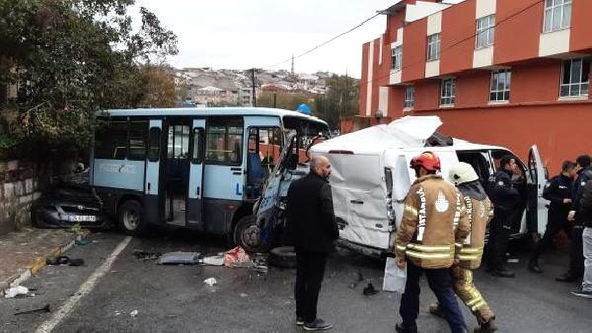 Gaziosmanpaşa\'da minibüsle ekmek taşıyan kamyonet çarpıştı; 3 yaralı (1)