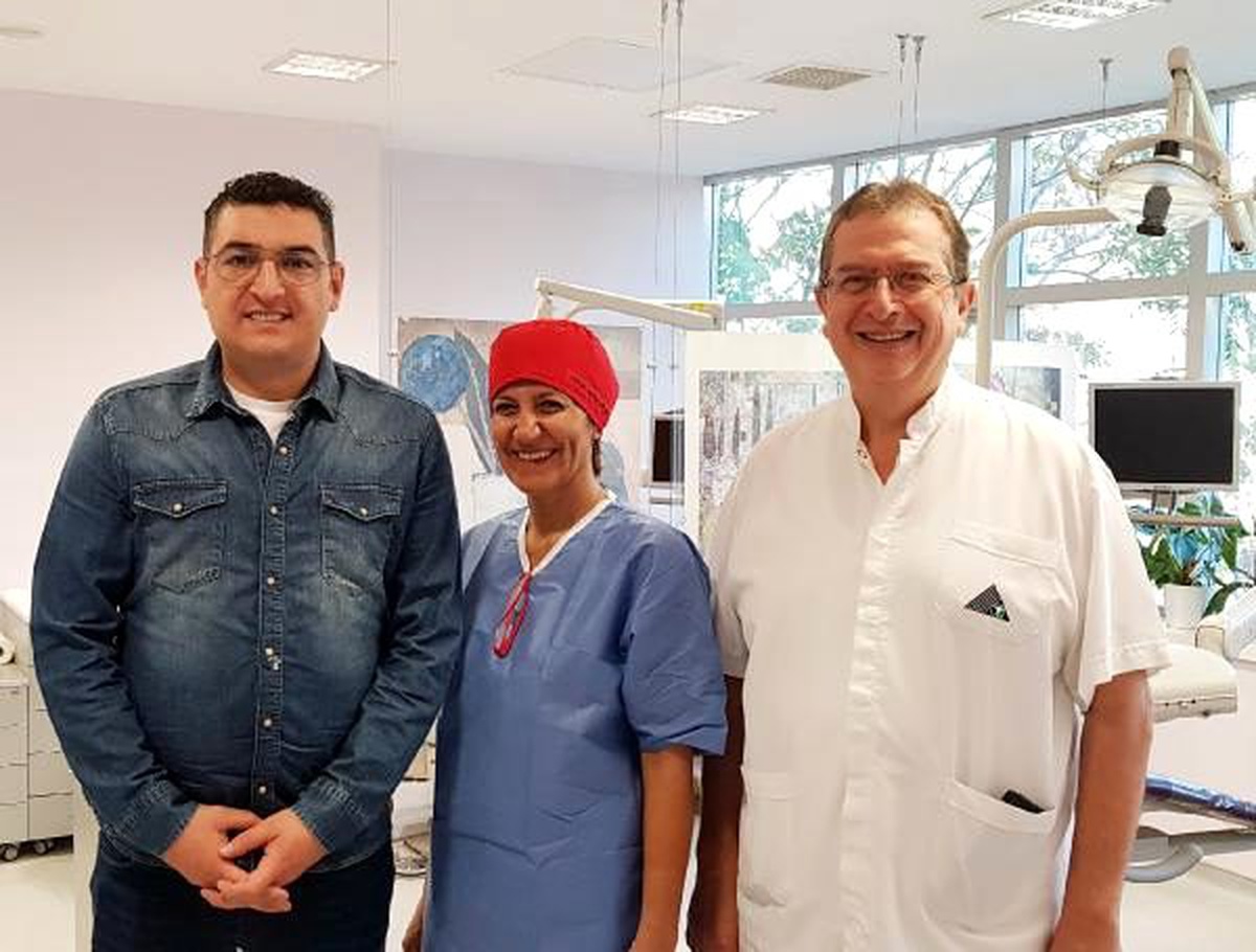 Genç yaşta dişleri döküldü, 1 günde yenilerine kavuştu