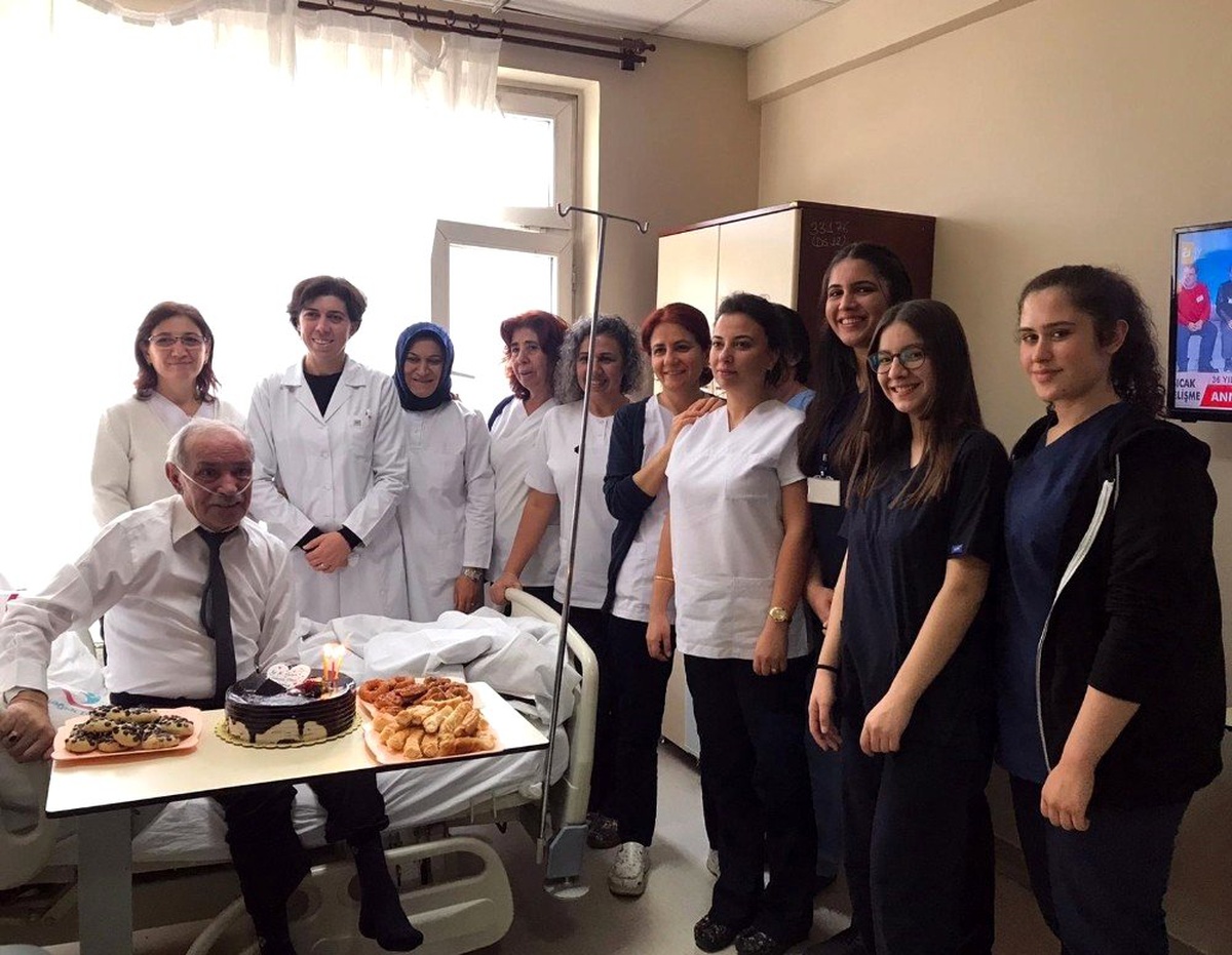 Hastane odasında sürprizi doğum günü