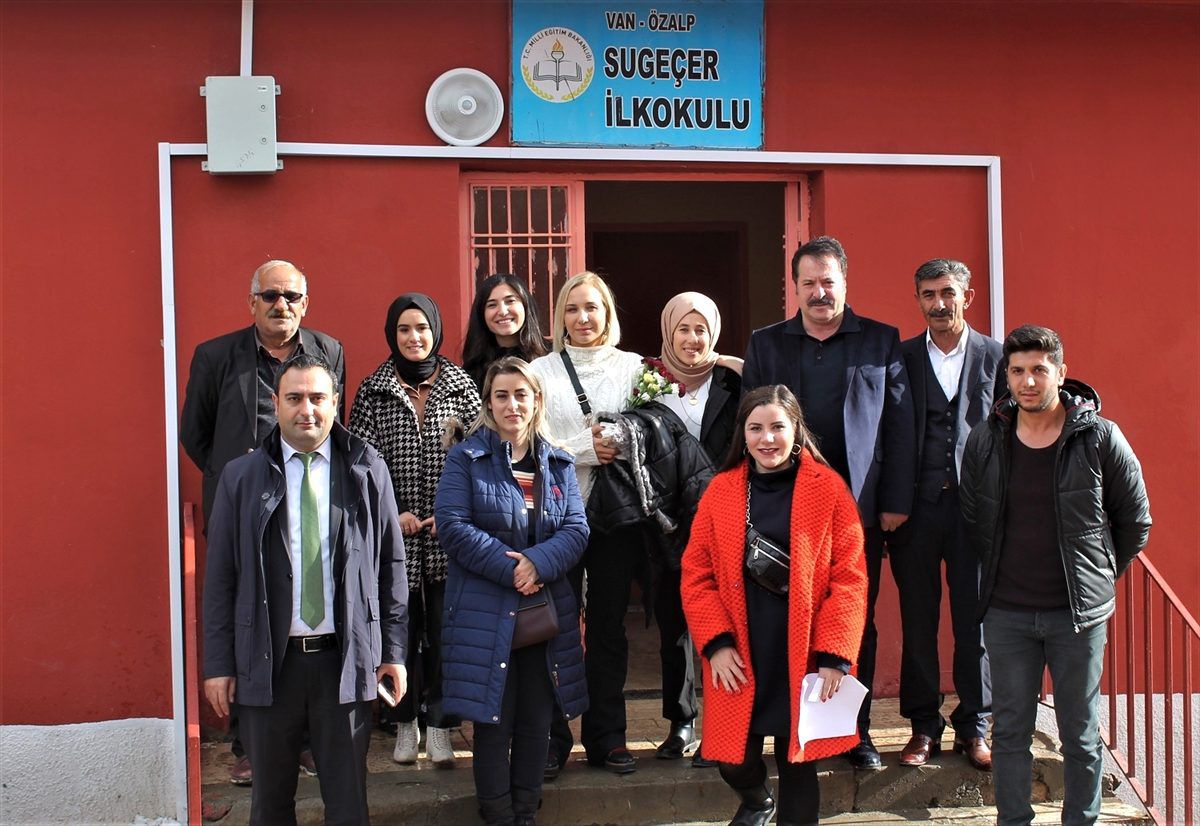 Hayırseverlerden Özalp ve Çatak\'taki 150 öğrenciye giyim yardımı