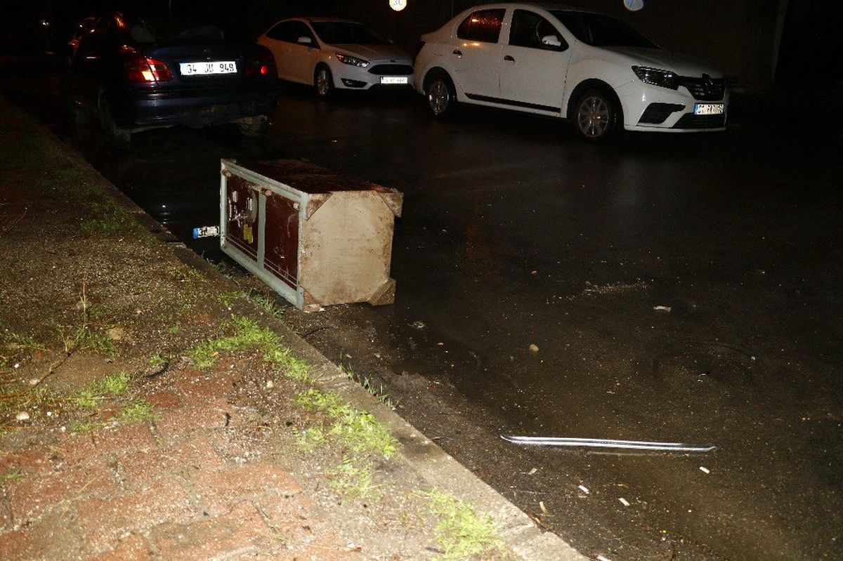 Hırsızlar çaldıkları para kasasını polisi görünce yol kenarına atıp kaçtı