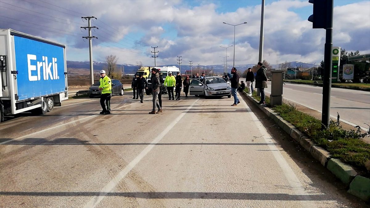 İnegöl\'de zincirleme trafik kazası: 3 yaralı