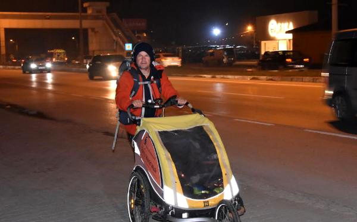 İngiliz yazar, 435 gündür yardım için yürüyor