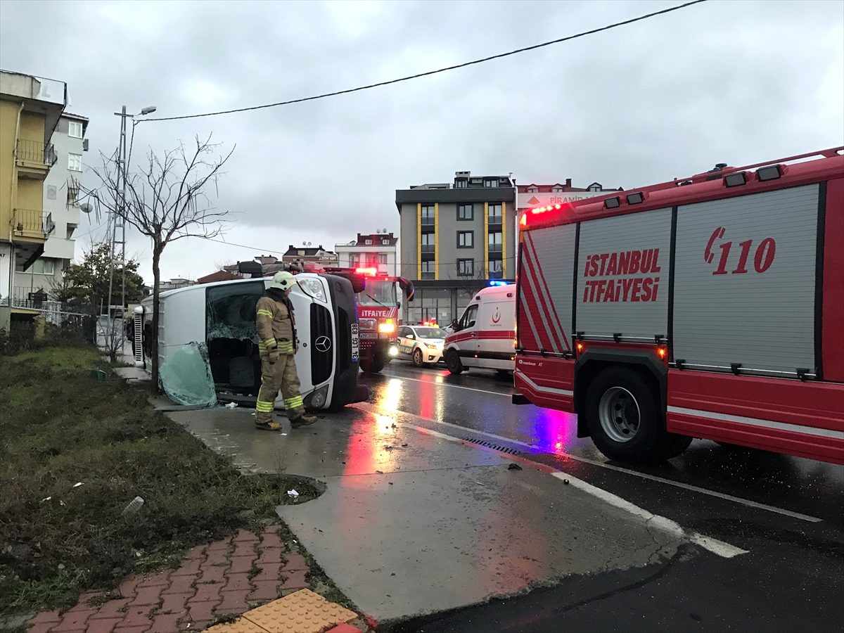 İstanbul\'da öğrenci servisine çarpan otomobilin sürücüsü alkollü çıktı