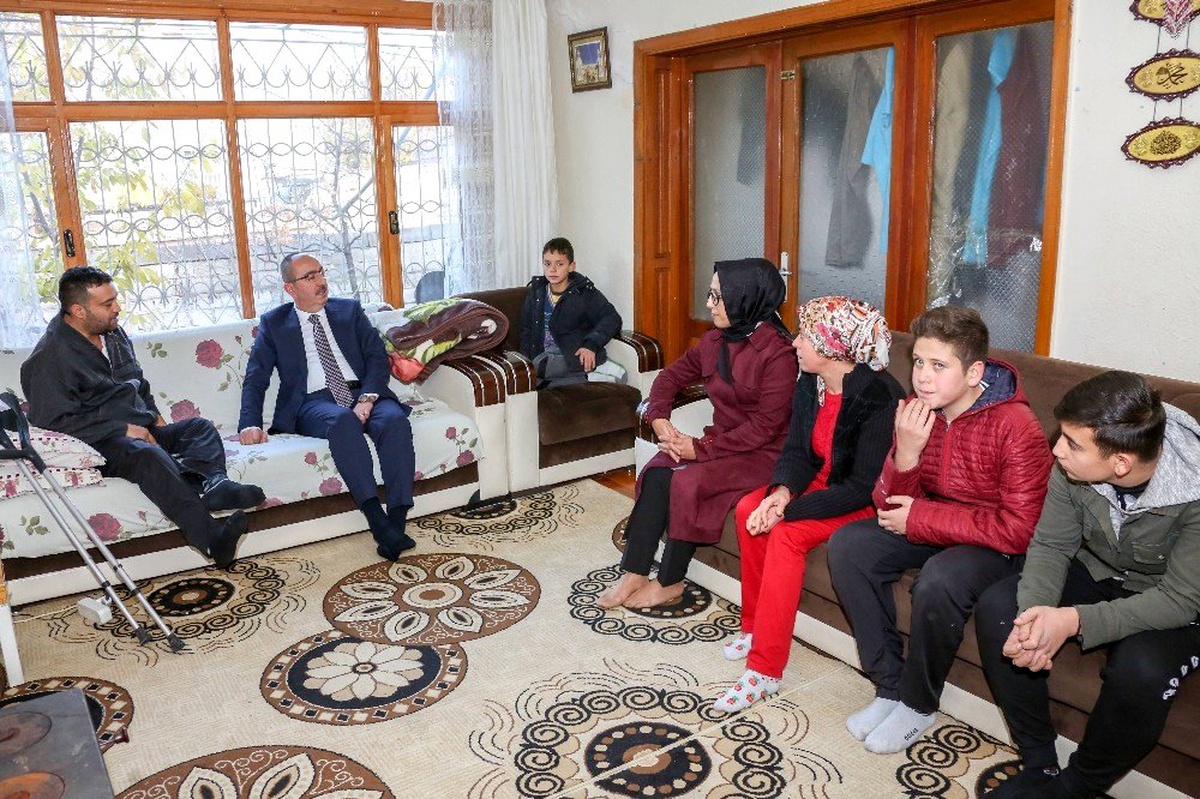İsveç\'ten gelen yardım tırındaki malzemeler engellilere dağıtılmaya başlandı