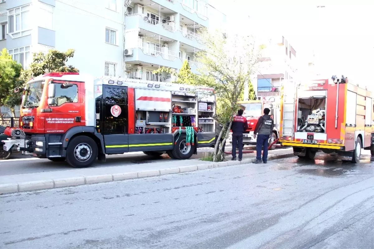 İzmir\'de bir binanın çatısı alev alev yandı