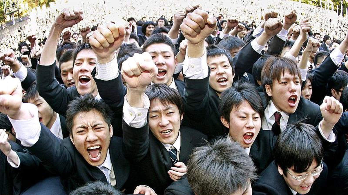 Japon ekonomisini canlandırmak için 215 milyar euro: Okullarda tablet dağıtılacak, işsizlik düşecek