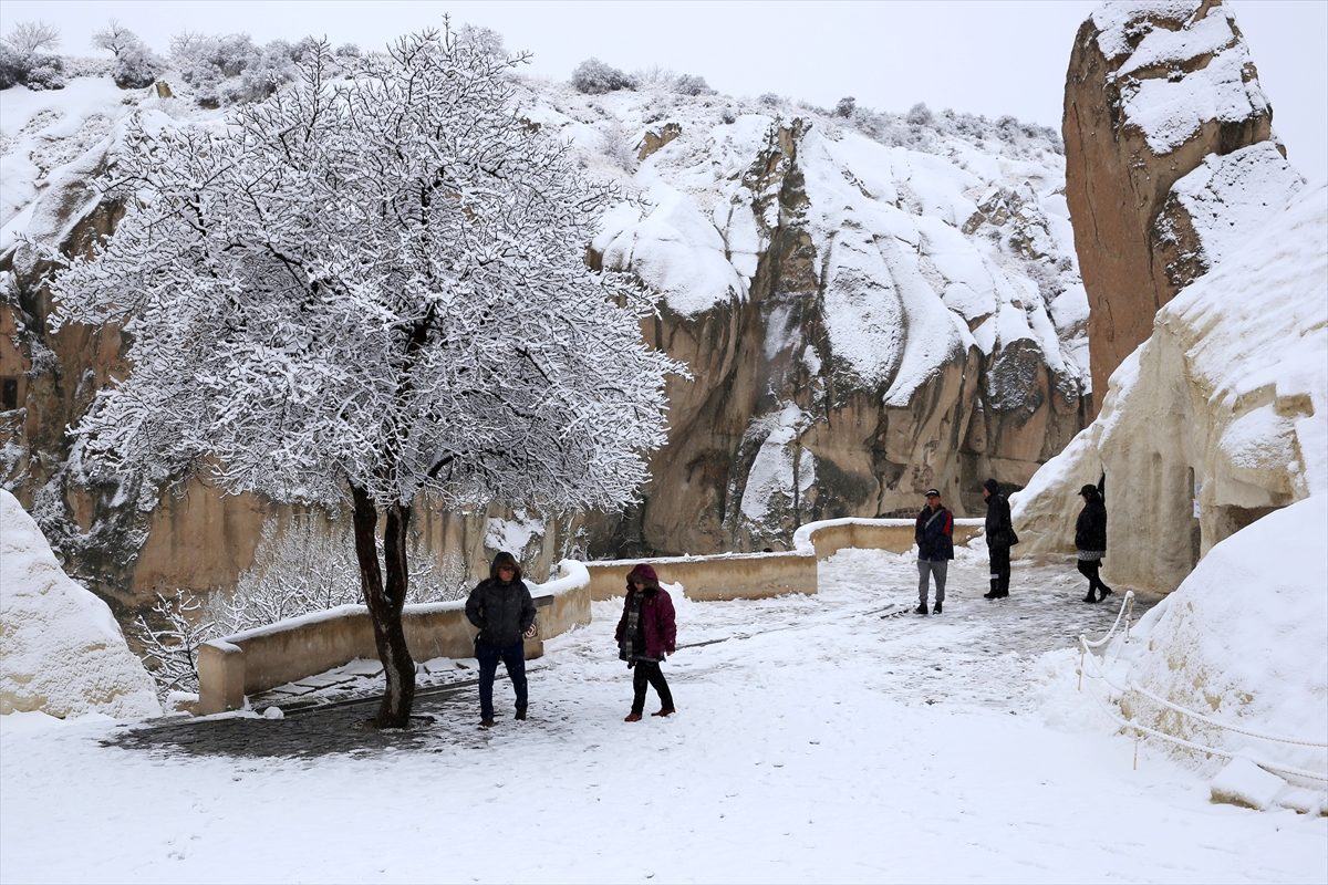 Kapadokya\'da "beyaz güzellik" ziyaretçileri büyüledi
