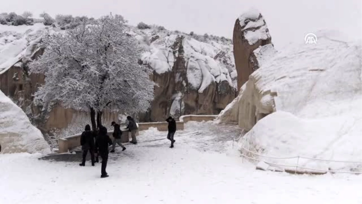 Kapadokya\'da "beyaz güzellik" ziyaretçileri büyüledi