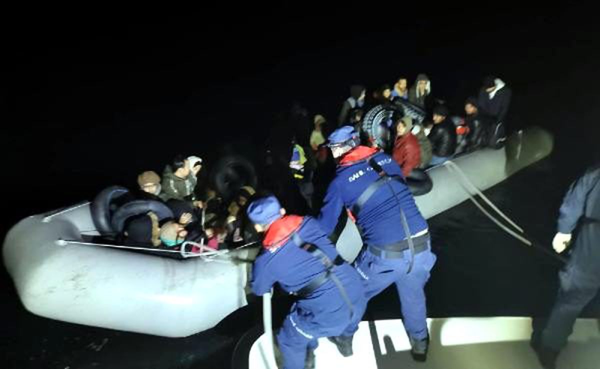 Karaburun ve Seferihisar\'da 75 kaçak göçmen yakalandı