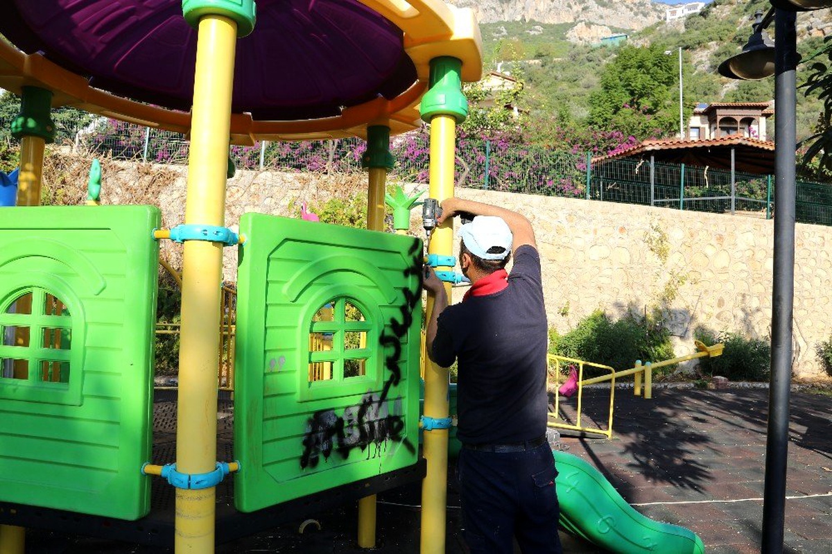 Kaş\'ta dinlenme ve çocuk oyun parkları yenileniyor