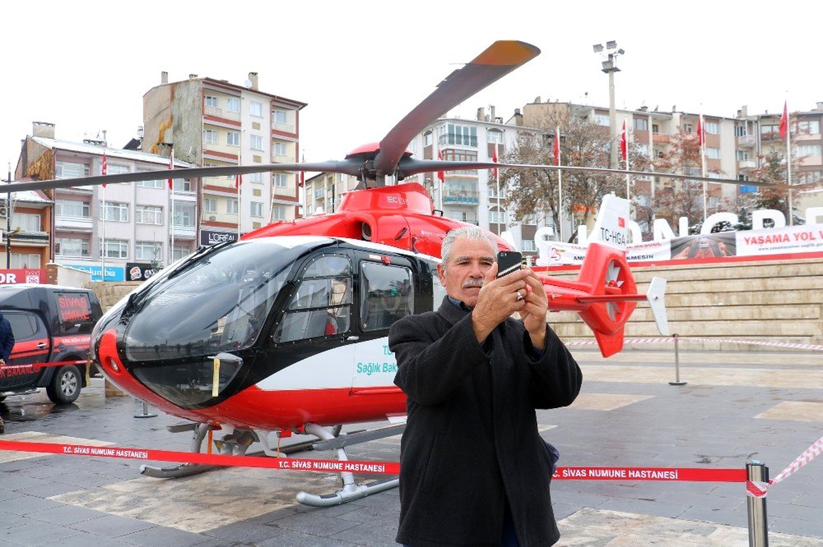 Kent merkezine inen hava ambulansı görücüye çıktı