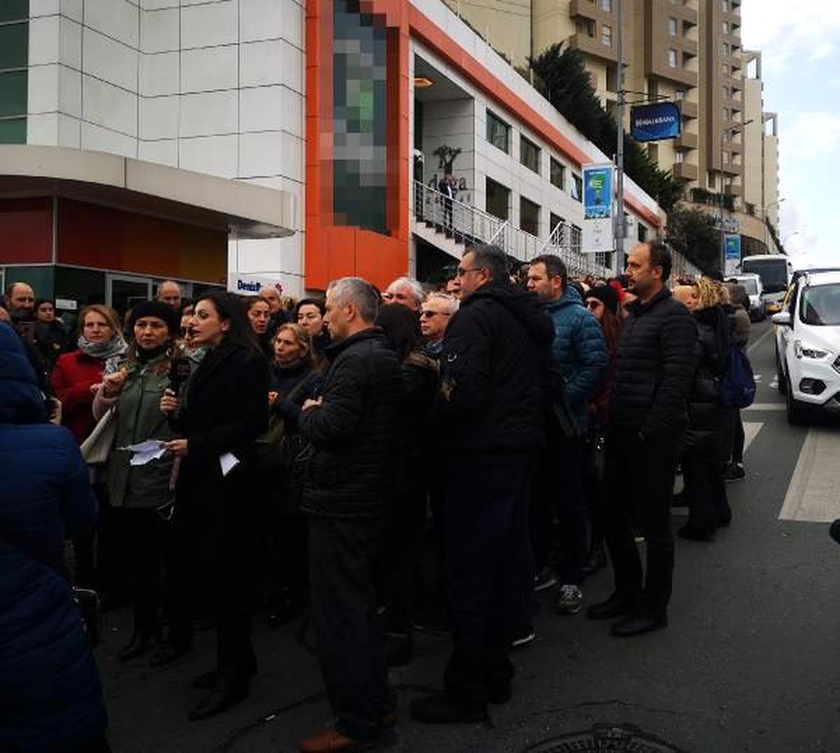 Kolej önünde velilerden protesto eylemi