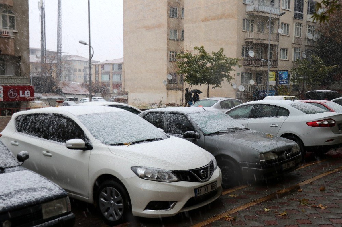 Malatya şehir merkezine mevsimin ilk karı yağdı