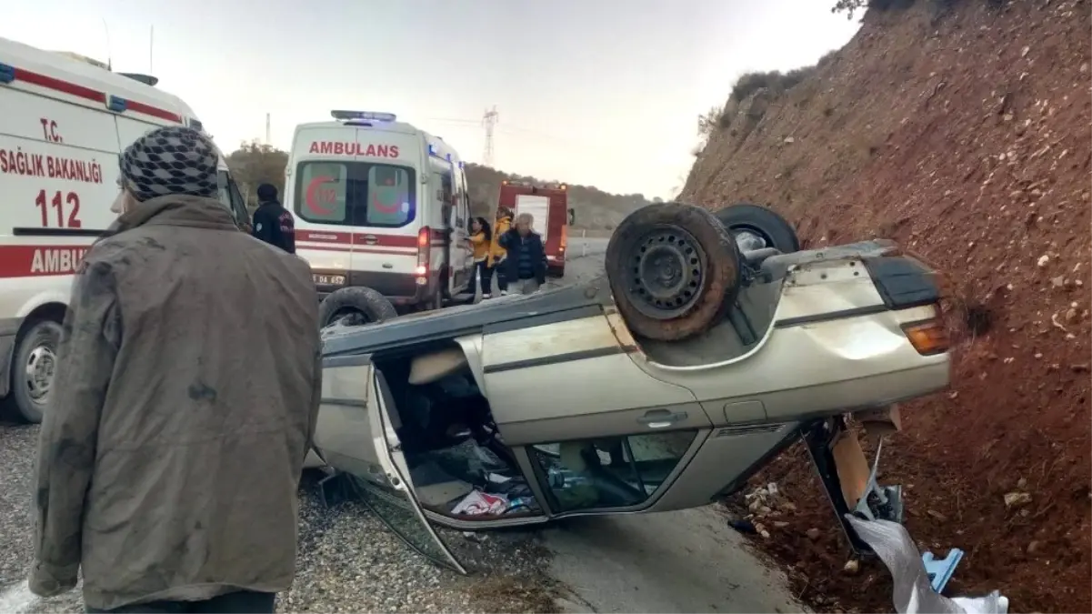 Manisa\'da otomobil takla attı, 2 kişi ölümden döndü