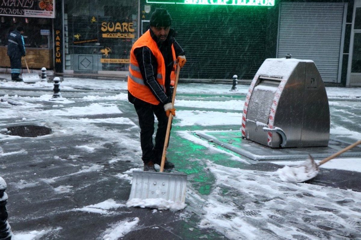 Mevsimin ilk kar yağışı ile birlikte belediye ekipleri çalışmalarına başladı