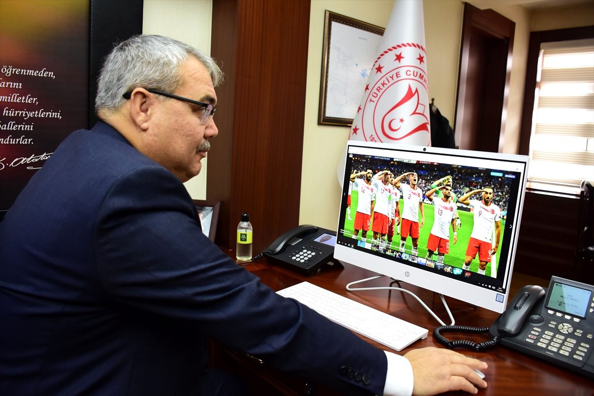 Muş Valisi Gündüzöz AA\'nın "Yılın Fotoğrafları" oylamasına katıldı