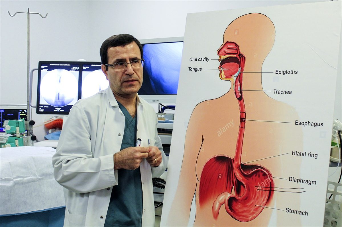 Nijeryalı gencin yapışık yemek borusu "mıknatıs"la açıldı